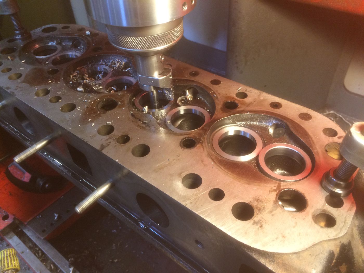 Culasse en cours d'usinage, gros plan, atelier MoteK