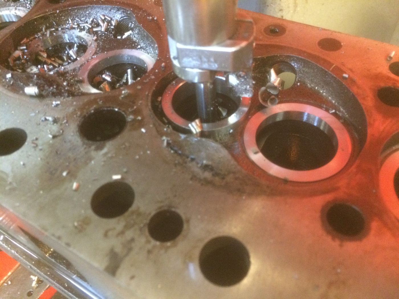 Culasse en cours d'usinage sur machine-outil, atelier MoteK