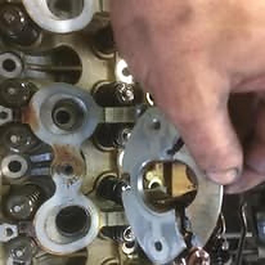 Remontage d'une pièce réparée sur culasse, atelier MoteK