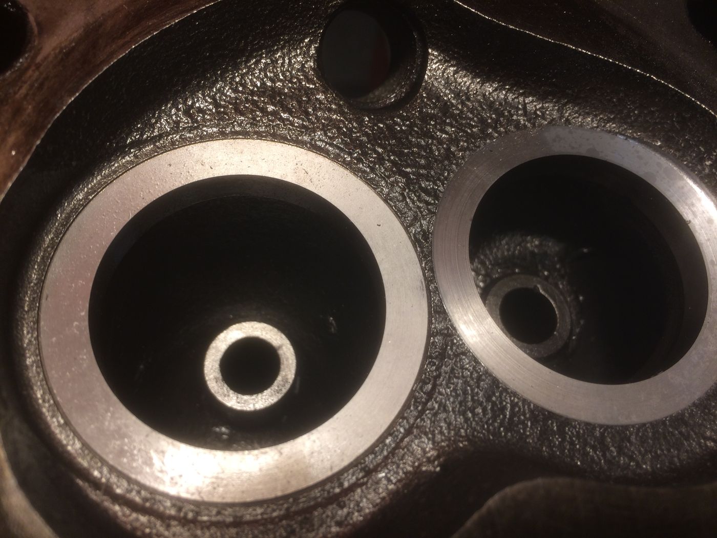 Remplacement de sièges de soupapes sur une culasse, atelier MoteK